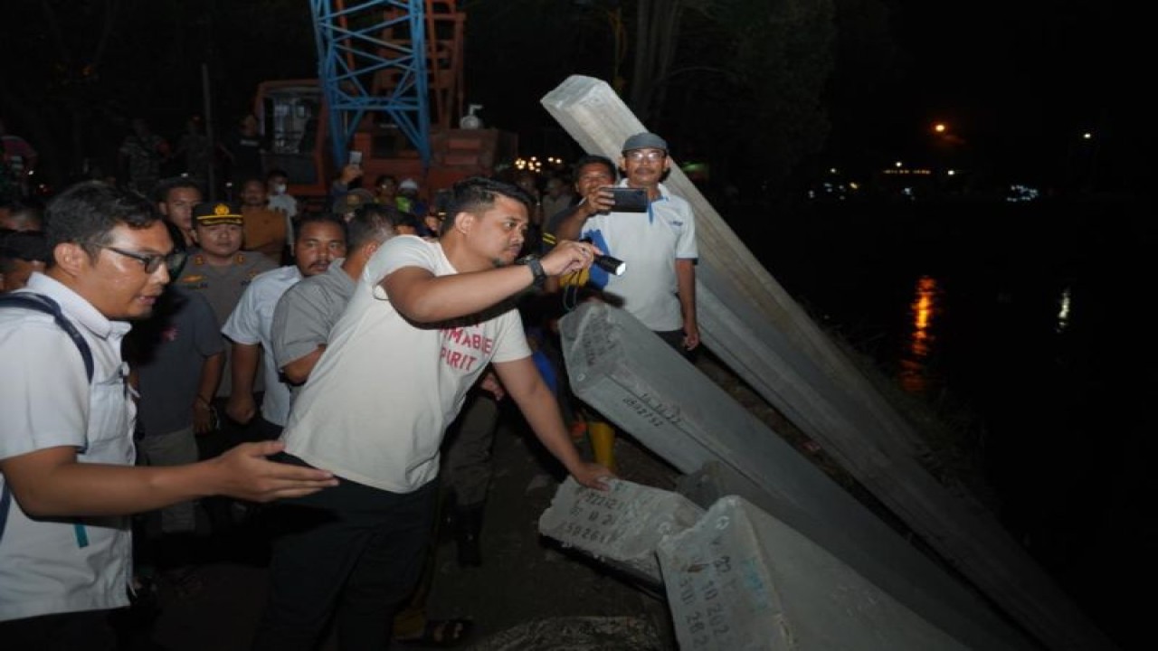 Wali Kota Medan Bobby Nasution meninjau pemasangan tanggul di bantaran Sungai Deli, Medan, Sumatera Utara, Senin (21/11/2022) ANTARA/HO-Diskominfo Kota Medan