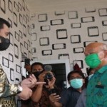 Wali Kota Medan Bobby Nasution (kiri) mencopot Lurah Sidorame Timur Hermanto akibat sering melakukan pungli di Medan, Jumat (23/11/2021). (Dok ANTARA)-1668654597