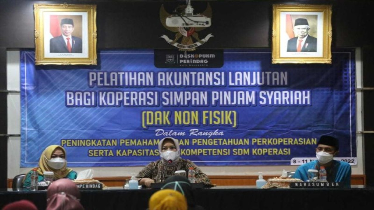 Wali Kota Mojokerto Ika Puspitasari (tengah) saat pembukaan pelatihan akuntansi syariah kepada pengurus koperasi di kota setempat (ANTARA/HO-Pemkot Mojokerto)