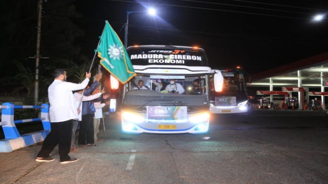 Wali Kota Probolinggo Hadi Zainal Abidin memberangkatkan peserta Muktamar Muhammadiyah di Kota Probolinggo, Jawa Timur, Jumat (18/11/2022) malam. (ANTARA/HO-Diskominfo Kota Probolinggo)