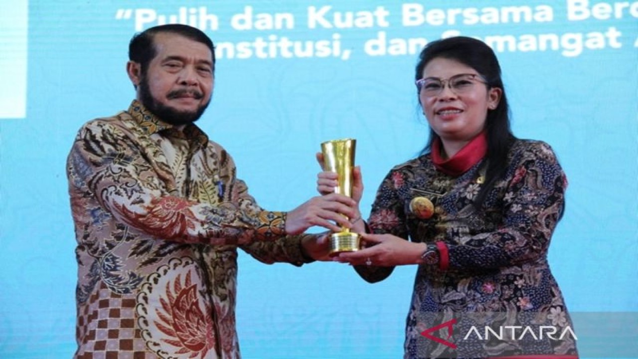 Wali Kota Singkawang, Tjahi Chui Mie saat menerima penghargaan sebagai Kota Konstitusi oleh Ketua MK Prof. Dr. Anwar Usman (ANTARA/HO-Pemkot Singkawang).