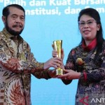 Wali Kota Singkawang, Tjahi Chui Mie saat menerima penghargaan sebagai Kota Konstitusi oleh Ketua MK Prof. Dr. Anwar Usman (ANTARA/HO-Pemkot Singkawang).-1668417064