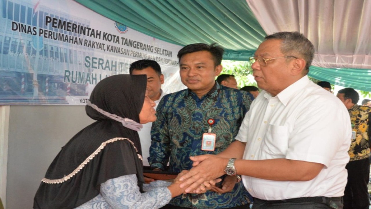 Wali Kota Tangerang Selatan Benyamin Davnie (kanan) menyapa warga yang rumahnya dibedah. ANTARA/HO-Humas Pemkot Tangerang Selatan