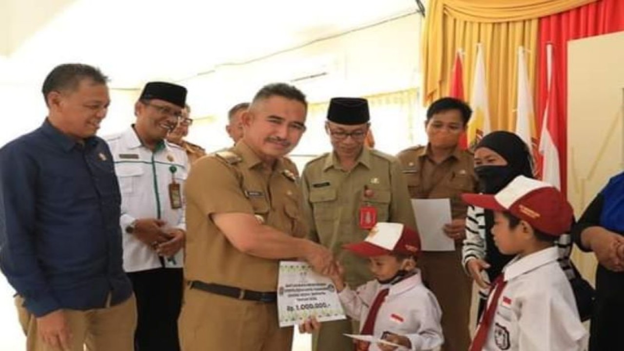 Wali Kota Tarakan Khairul saat pemberian secara simbolis bantuan pendidikan di SMP Negeri 3 Tarakan, Senin (14/11/2022). ANTARA/HO-Humas Pemkot Tarakan.