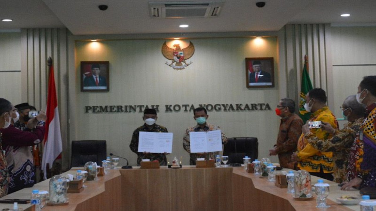 Wali Kota Yogyakarta Sumadi (kiri) dan Direktur Utama BPD DIY Santoso Rohmad (kanan) usai penyertaan modal sebesar Rp61,4 miliar kepada BUMD di Yogyakarta, Jumat (18/11/2022). Mantel ANTARA/HO-Humas Yogyakarta