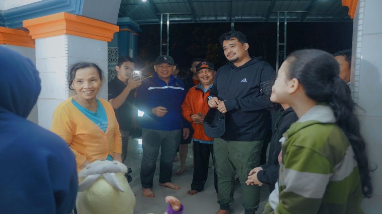 Wali Kota Medan Bobby Nasution menyaksikan warganya terdampak banjir mengungsi ke masjid di Jalan Pembangunan, Medan, Sabtu (19/11/2022). (ANTARA/HO-Diskominfo Kota Medan)