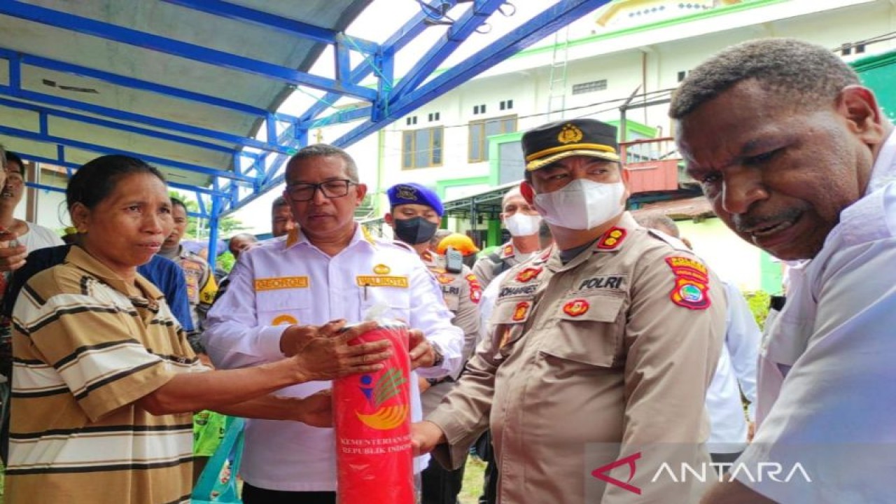 Wali Kota Sorong, Provinsi Papia Barat, George Yarangga bersama Kapolres Sorong Kota saat menyerahkan bantuan kepada warga korban kebakaran di Pulau Doom, Distrik Sorong Kepulauan, Rabu (16/11/2022). (FOTO ANTARA/ Ernes Broning Kakisina)