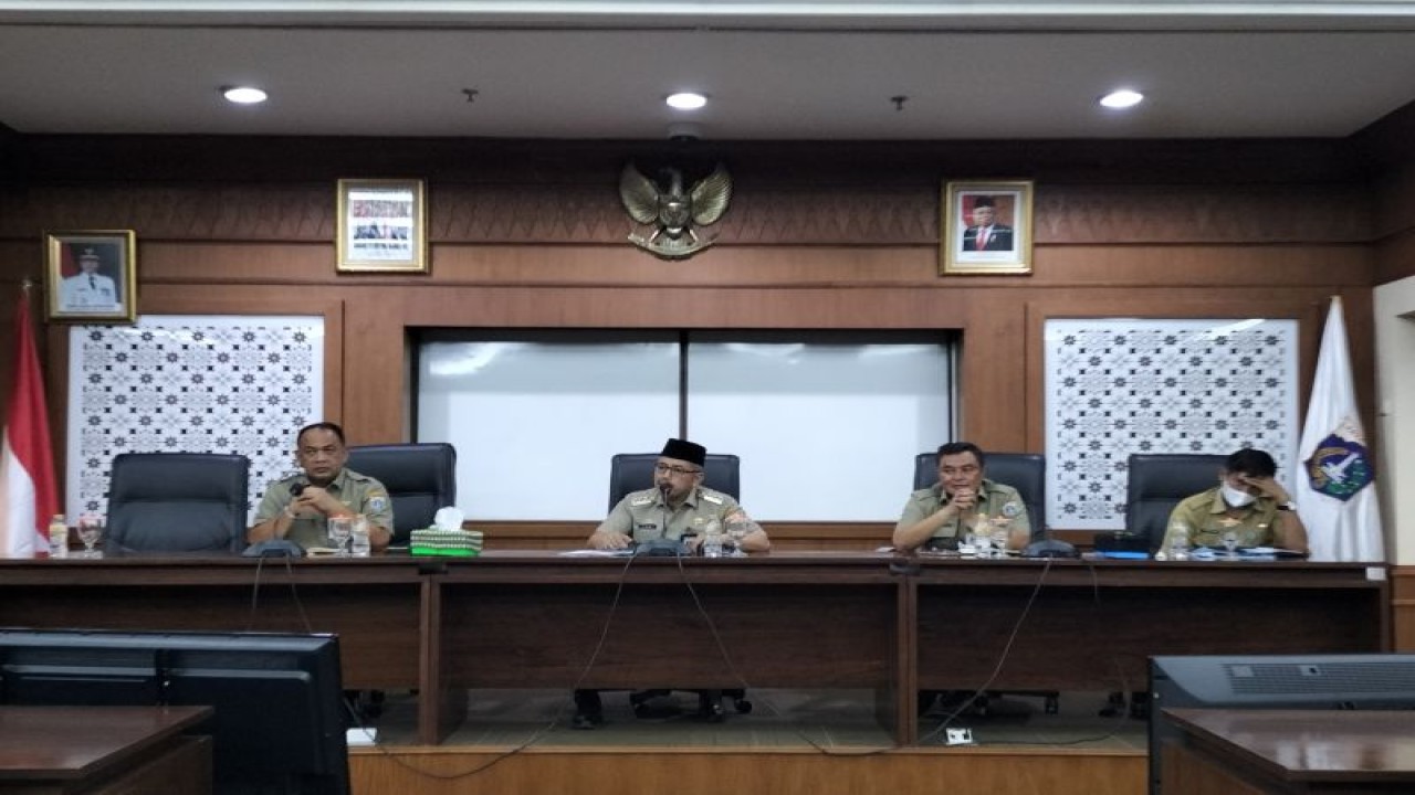 Wali Kota Jakarta Barat, Yani Wahyu Purwoko (tengah) saat memimpin rapat di Kantor Wali Kota Jakarta Barat, Selasa (22/11/2022). ANTARA/Walda Marison