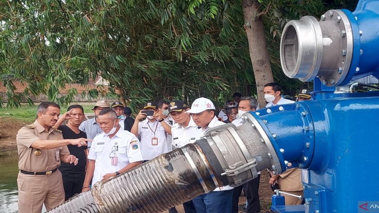 Wali Kota Jakarta Timur Muhammad Anwar saat meninjau uji coba pompa air di Waduk Ria Rio, Jakarta, Rabu (23/11/2022). ANTARA/Yogi Rachman