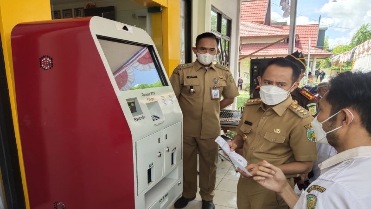 Arsip Foto. Wali Kota Palangka Raya Fairid Naparin meninjau penggunaan Anjungan Dukcapil Mandiri (ADM) di Kecamatan Pahandut, Kota Palangka Raya, Provinsi Kalimantan Tengah. (ANTARA/Rendhik Andika)