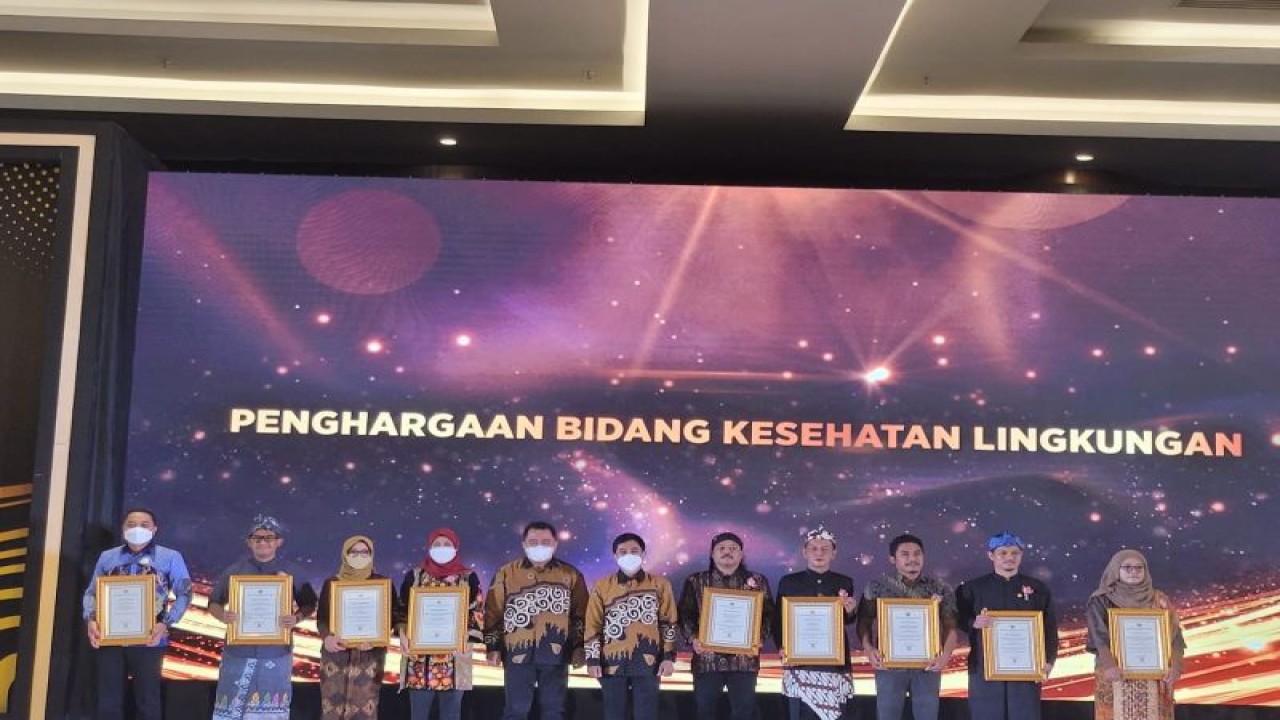 Wali Kota Surabaya Eri Cahyadi (kiri) menerima penghargaan bidang kesehatan berupa pembina terbaik sentra pangan jajanan/kantin yang menerapkan higiene sanitasi pangan dari Kementerian Kesehatan (Kemenkes) RI di Jakarta, Rabu (23/11/2022) malam. (ANTARA/HO-Diskominfo Surabaya)