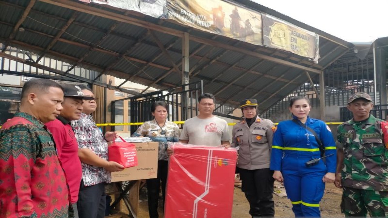 Wali Kota Singkawang, Tjhai Chui mendatangi lokasi kebakaran yang menghanguskan sembilan rumah di Jalan Bhineka Bakti dan memberikan bantuan kepada para korban. (ANTARA/Rudi)