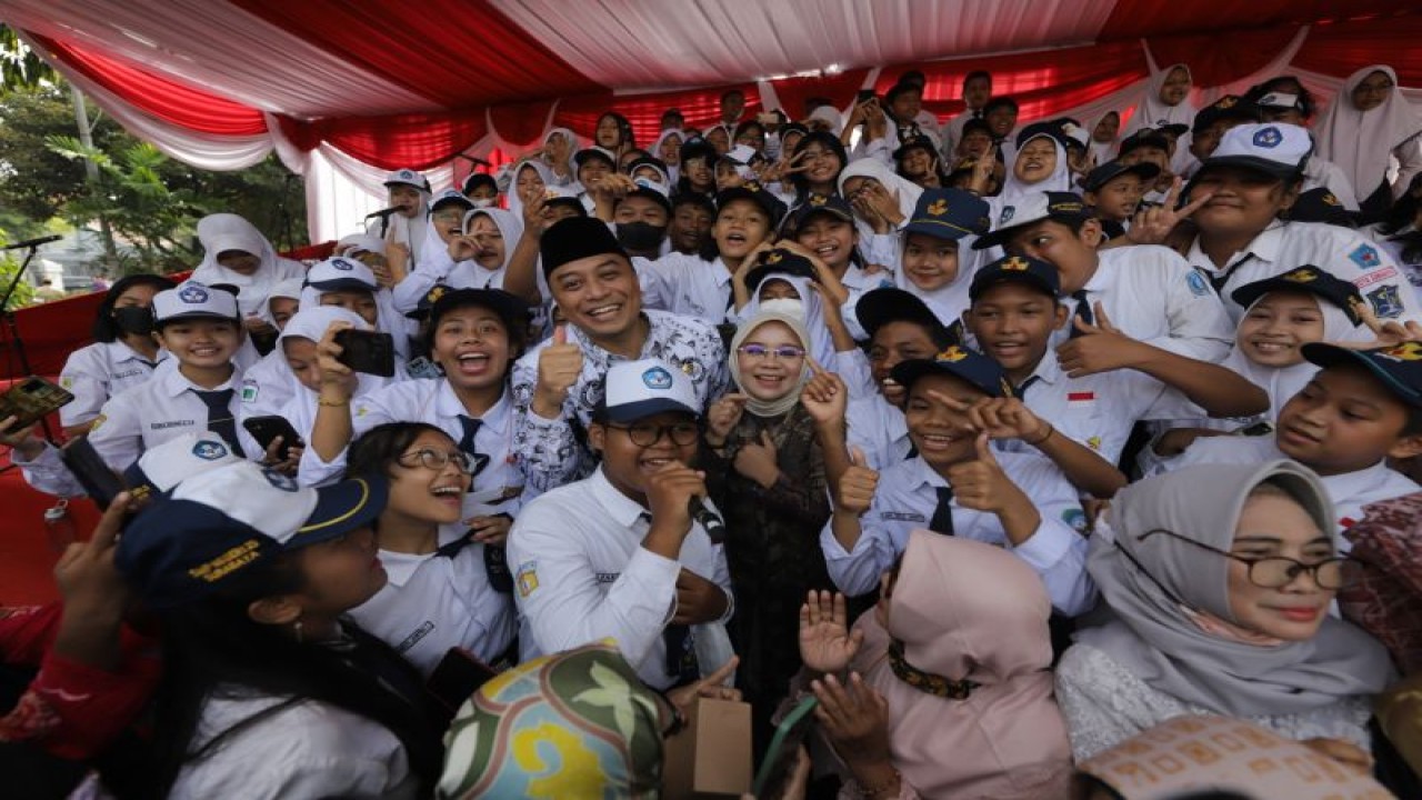Wali Kota Surabaya Eri Cahyadi bersama para siswa saat memperingati Hari Guru Nasional di Halaman Balai Kota Surabaya, Jatim, Jumat (25/11/2022). (ANTARA/HO-Diskominfo Surabaya)