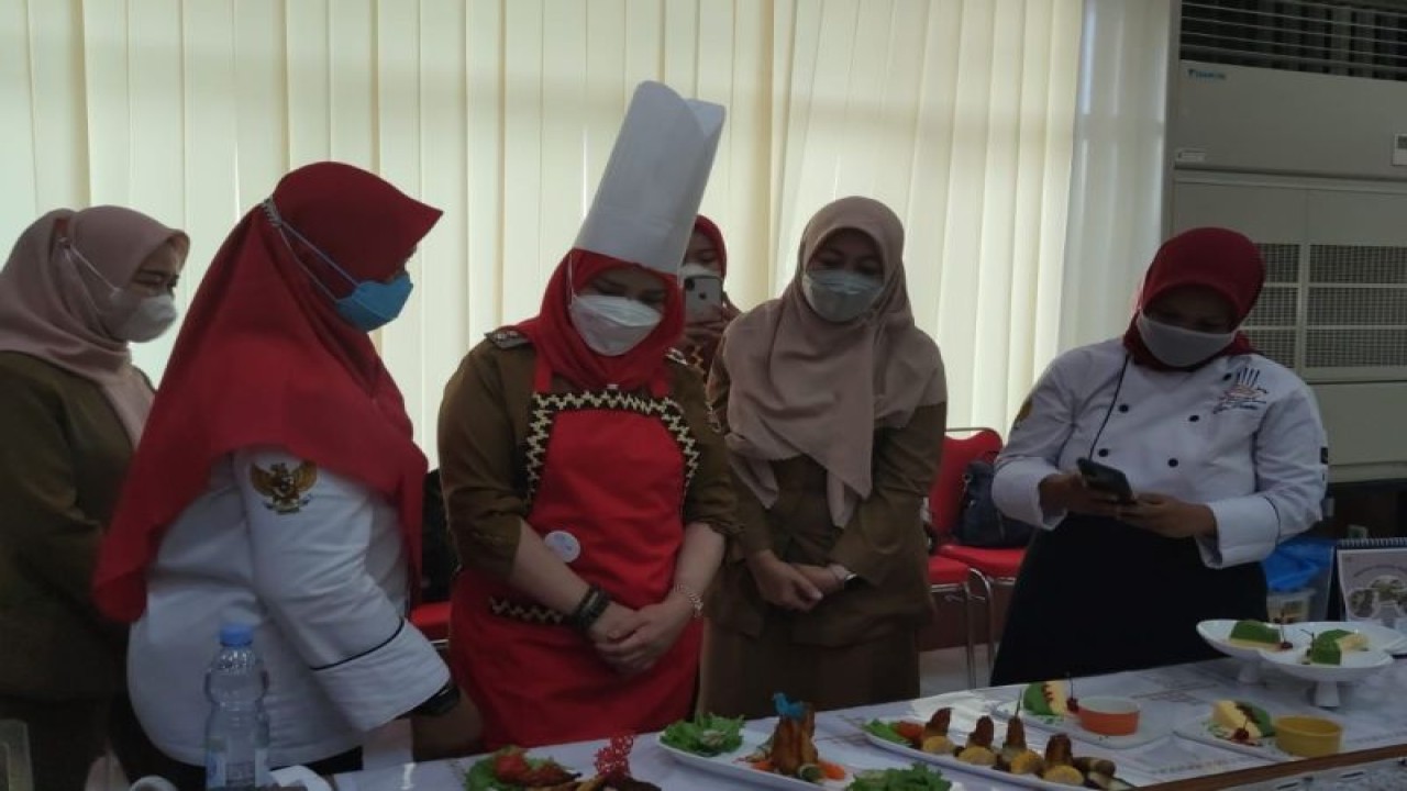 Wali Kota Bandarlampung Eva Dwiana (tengah) saat memasak makanan sehat di Bandarlampung, Senin (28/11/2022). ANTARA/Dian Hadiyatna