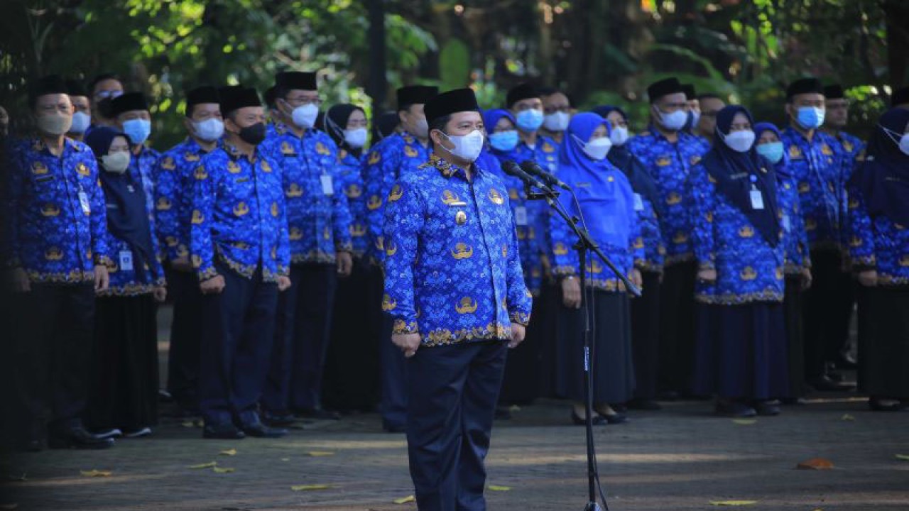 Wali Kota Tangerang Arief R. Wismansyah memimpin apel HUT Korps Pegawai Republik Indonesia (Korpri) ke-51 tahun 2022 di Taman Makam Pahlawan Taruna, Kota Tangerang, Selasa (29/11).