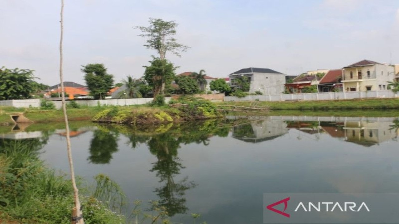 Wali Kota Jakarta Timur Muhammad Anwar meninjau Waduk Wirajasa di Cipinang Melayu, Jakarta, Selasa (15/11/2022). ANTARA/HO-Kominfotik Jakarta Timur