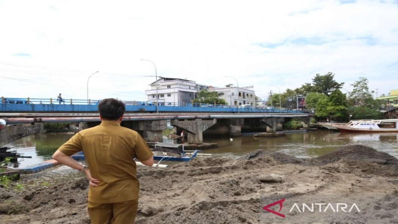 Wali Kota Manado Andrei Angouw, saat meninjau lokasi DAS, di Manado, Sulut, Rabu (23/11/2022). FOTO ANTARA/Nancy L Tigauw\