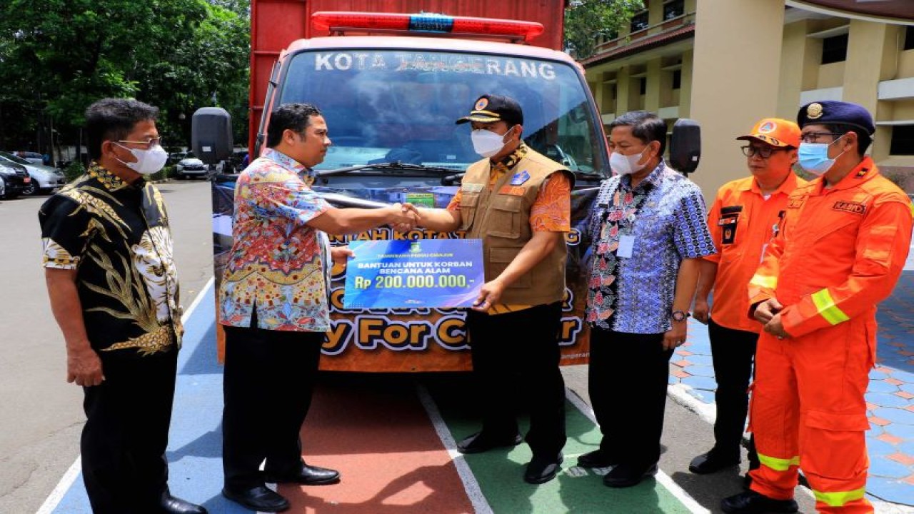 Wali Kota Tangerang Arief R Wismansyah (kiri) melepas keberangkatan 20 orang ke Cianjur dalam membantu korban gempa bumi dan menyerahkan bantuan sebesar Rp200 juta dari hasil sedekah pegawai, Kamis