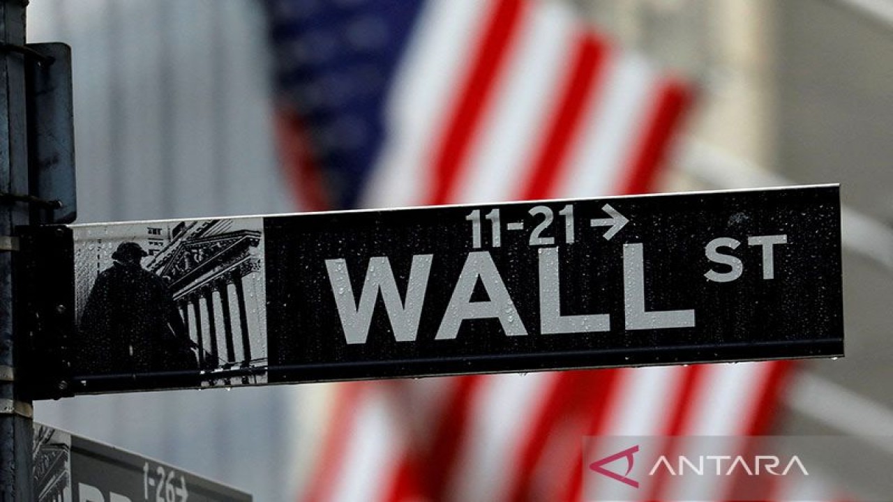 FILE PHOTO: Raindrops hang on a sign for Wall Street outside the New York Stock Exchange in Manhattan in New York City, New York, U.S., October 26, 2020. REUTERS/Mike Segar/File Photo/File Photo (REUTERS/MIKE SEGAR)