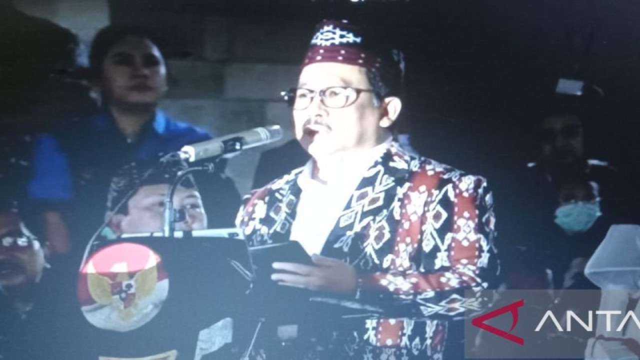 Wakil Menteri Agama RI Zainut Tauhid Sa'adi saat menutup kegiatan Pesta Paduan Suara Gerejani (Pesparani) Katolik Nasional II di stadion Oepoi Kupang, Senin. (ANTARA/Benny Jahang)