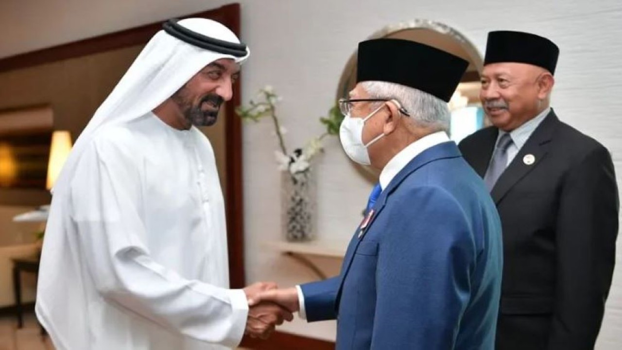 Wapres KH Ma'ruf Amin melakukan pertemuan dengan Pimpinan Dubai Holding Syekh Ahmed bin Saeed Al Maktoum di Kantor Dubai Holding Lt. 9, Dubai, Persatuan Emirat Arab (PEA), Kamis (3/11/2022). (EP-BPMI Setwapres)