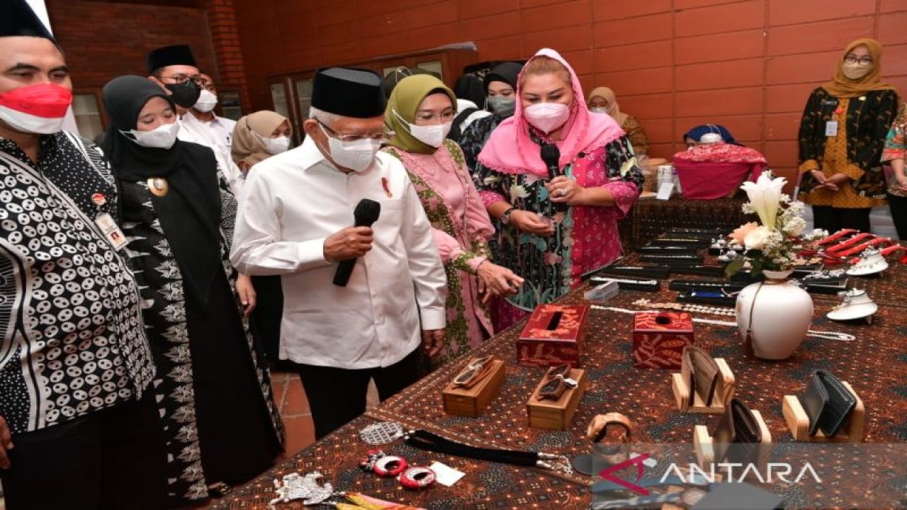 Wapres Ma'ruf Amin saat meninjau produksi batik di Sanggar Batik 16, Semarang, Jawa Tengah pada Jumat (18/11/2022). (ANTARA/BPMI Setwapres)