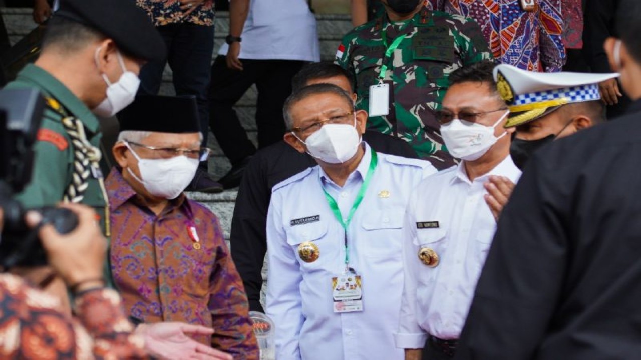 Wapres Ma'ruf Amin bersama Gubernur Kalbar Sutarmidji dan Wali Kota Pontianak Edi Rusdi Kamtono. Foto ANTARA/HO-Jimi.