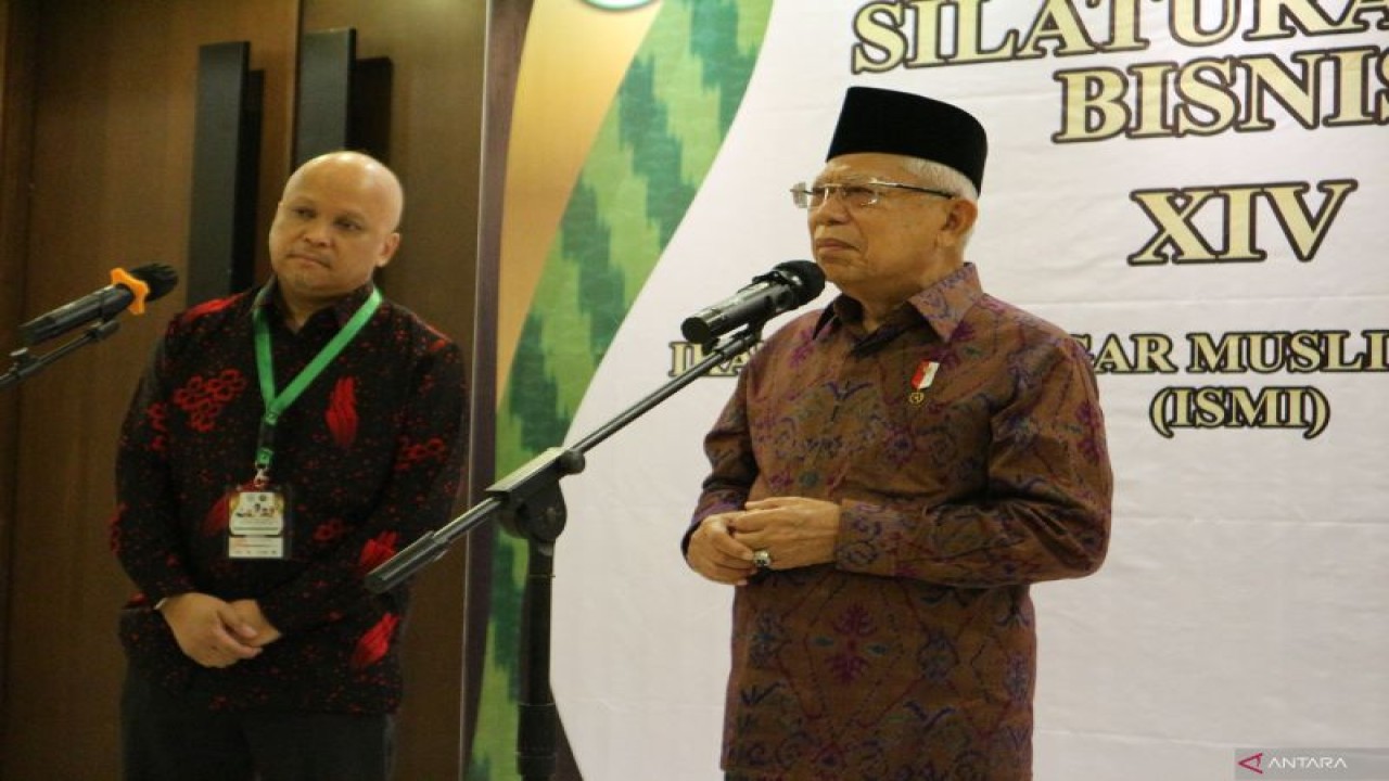 Wapres Ma'ruf Amin didampingi Ketua Umum Majelis Pengurus Pusat Ikatan Saudagar Muslim se-Indonesia (ISMI) Ilham Akbar Habibie saat menjawab pertanyaan wartawan usai pembukaan Silaturahmi Bisnis (Silabis) ke-14 ISMI di Pontianak, Kalimantan Barat pada Rabu (23/11/2022). ANTARA/Desca Lidya Natalia