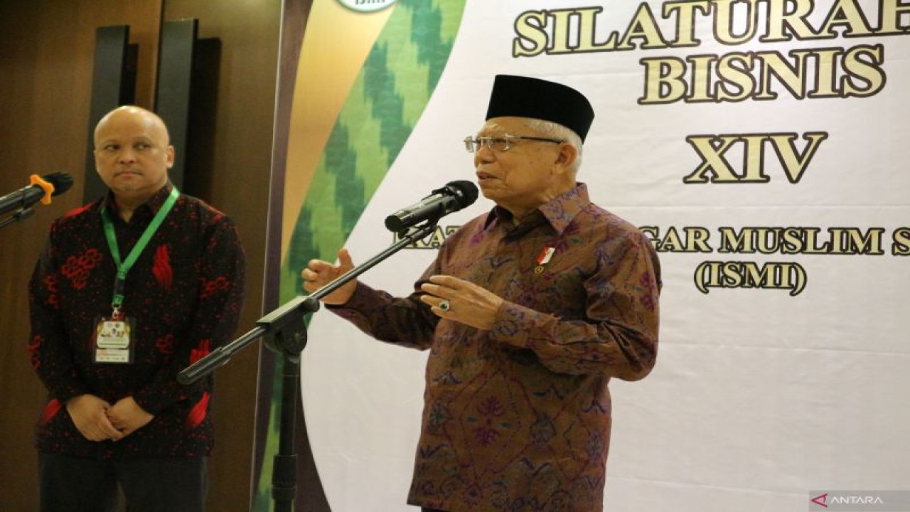 Wapres Ma'ruf Amin didampingi Ketua Umum Majelis Pengurus Pusat Ikatan Saudagar Muslim se-Indonesia (ISMI) Ilham Akbar Habibie saat menjawab pertanyaan wartawan usai pembukaan Silaturahmi Bisnis (Silabis) ke-14 ISMI di Pontianak, Kalimantan Barat pada Rabu (23/11/2022) (ANTARA/Desca Lidya Natalia)