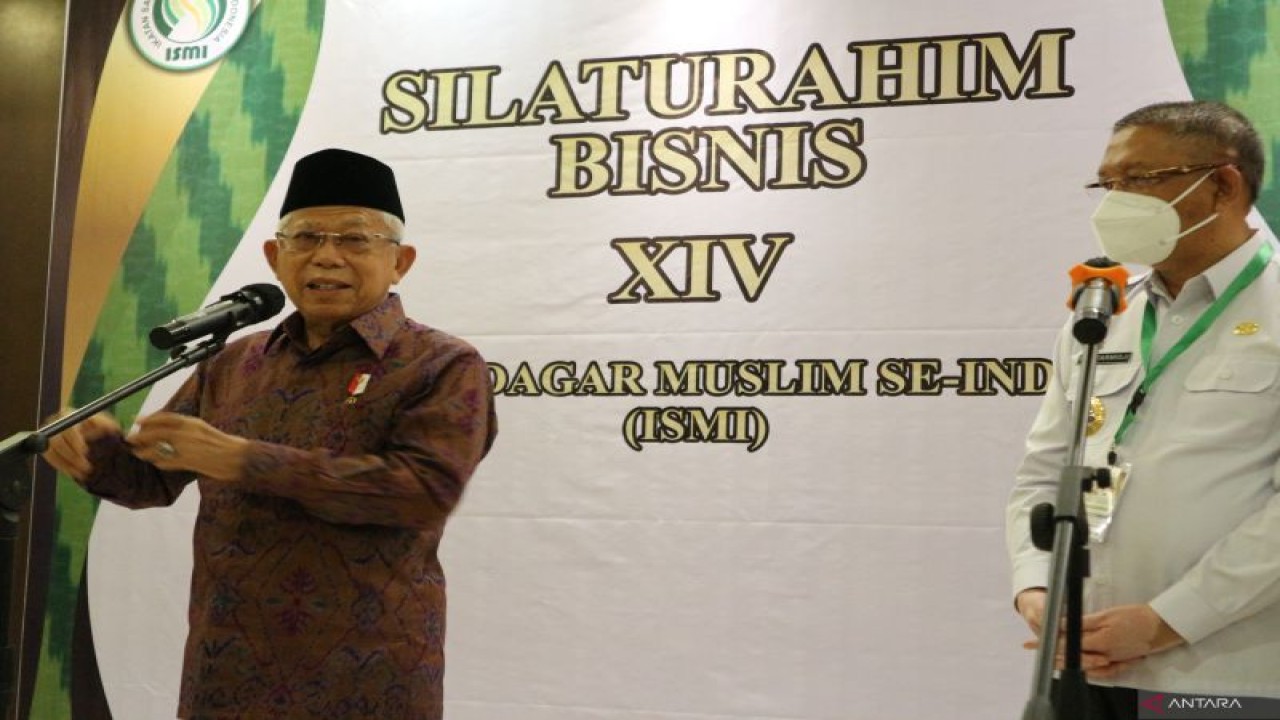 Wapres Ma'ruf Amin didampingi Gubernur Kalimantan Barat Sutarmidji saat menjawab pertanyaan wartawan usai pembukaan Silaturahmi Bisnis (Silabis) ke-14 Ikatan Saudagar Muslim se-Indonesia (ISMI) di Pontianak, Kalimantan Barat pada Rabu (23/11/2022) ANTARA/Desca Lidya Natalia