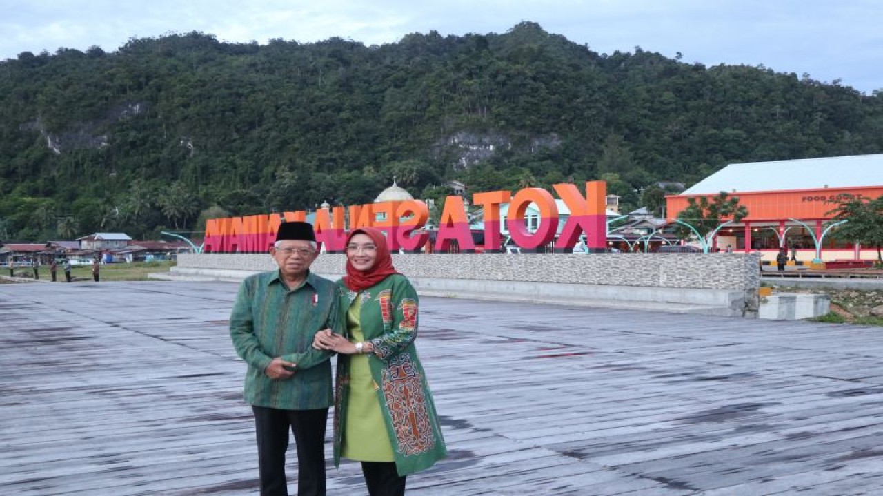 Wapres Ma'ruf Amin dan Ibu Wury Ma'ruf Amin berfoto di Pantai Jokowi Iriana di kabupaten Kaimana, provinsi Papua Barat pada Rabu (30/11/2022). (ANTARA/Desca Lidya Natalia)