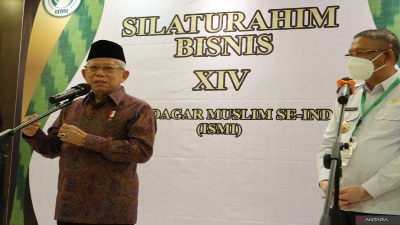 Wapres Ma'ruf Amin (kiri) didampingi Gubernur Kalimantan Barat Sutarmidji saat menjawab pertanyaan wartawan usai pembukaan Silaturahmi Bisnis ke-14 Ikatan Saudagar Muslim se-Indonesia di Pontianak, Kalimantan Barat, Rabu (23/11/2022). (ANTARA/Desca Lidya Natalia)