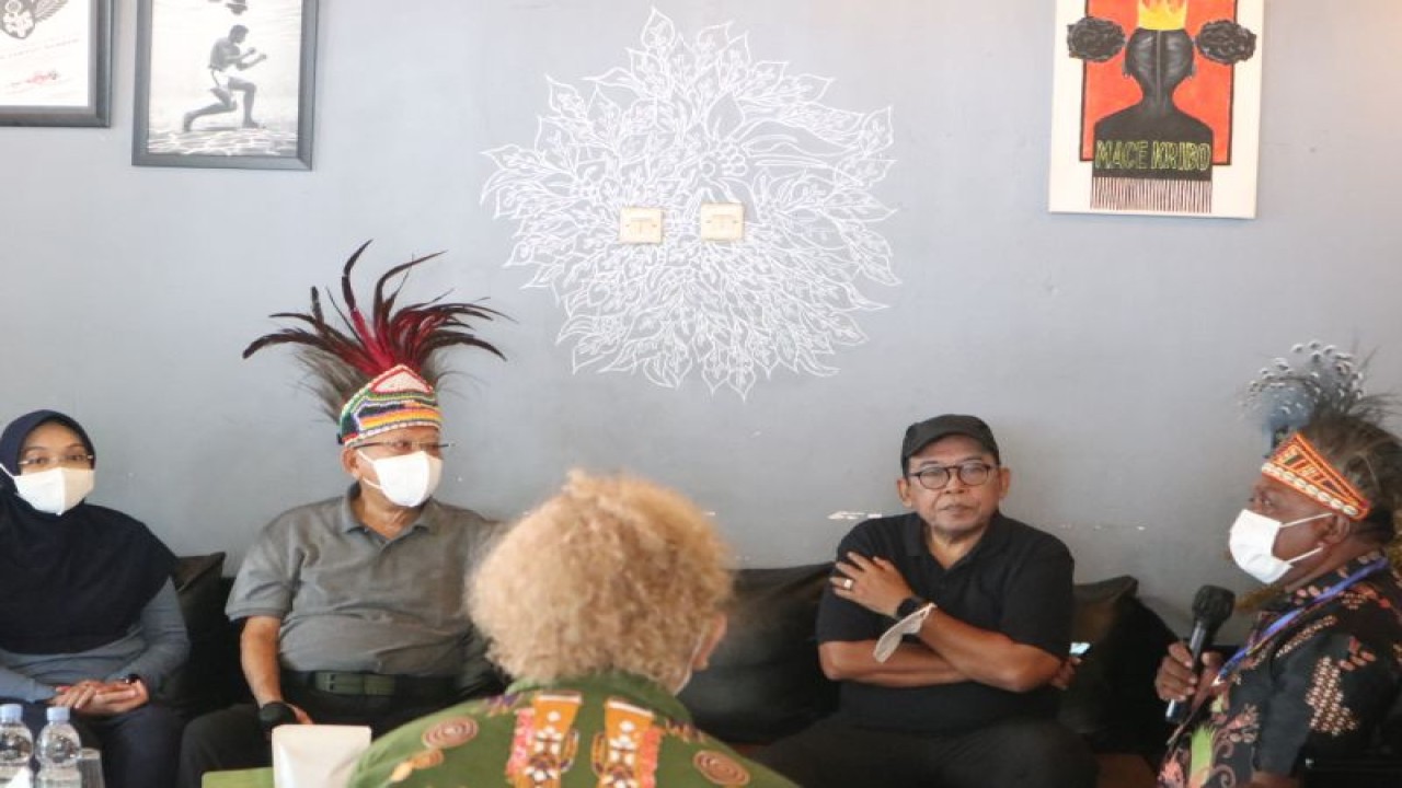 Wapres Ma'ruf Amin bersama Ibu Wury Ma'ruf Amin (kiri), Juru Bicara Wapres Masduki Baidlowi (kedua dari kanan) dan pengelola Meja Kopi Yan Numberi (kanan), berbincang di kedai kopi Meja Kopi, di Jayapura, Papua, Selasa (29/11/2022). ANTARA/Desca Lidya Natalia