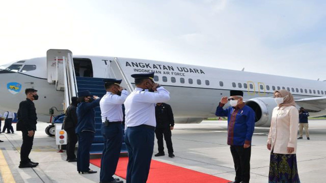 Wapres Presiden Ma'ruf Amin dan Ibu Wury Ma'ruf Amin berangkat menuju kota Jayapura, Provinsi Papua dari Pangkalan Udara TNI AU Halim Perdanakusumah Jakarta untuk melakukan kunjungan kerja pada Senin (27/11/2022) (ANTARA/BPMI Setwapres)