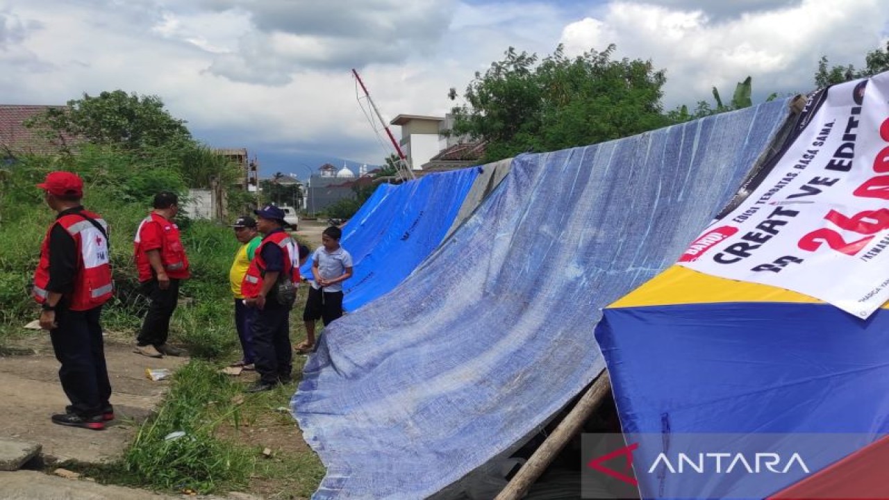 Warga di Desa Nagrak, Cianjur, Jawa Barat, memilih tidur di dalam tenda darurat yang di bangun di tengah lapangan terbuka guna menghindari gempa susulan.(ANTARA/Ahmad Fikri).