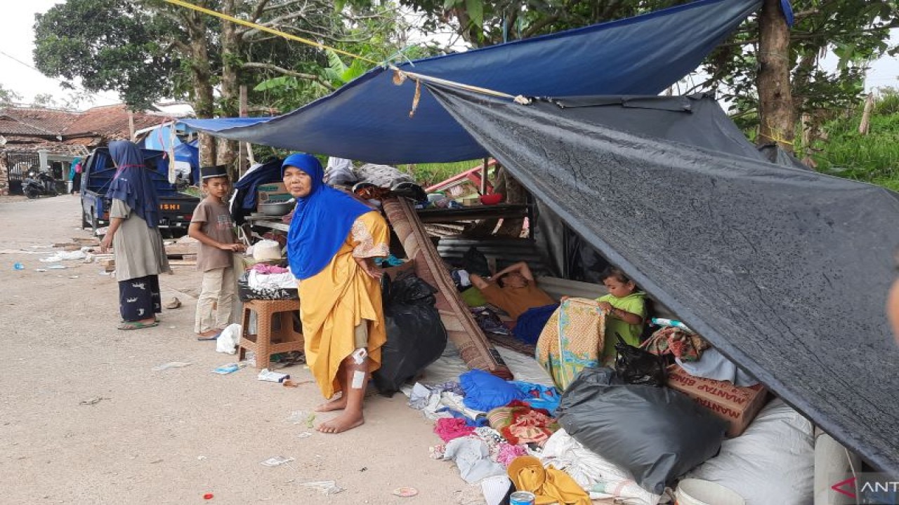 Warga Kampung Babakan Renyom, Kecamatan Cianjur, Jawa Barat, memilih mengungsi di pinggir jalan dekat dari rumahnya, dengan alasan mudah untuk ke MCK, Rabu (23/11/2022). (ANTARA/Laily Rahmawaty)