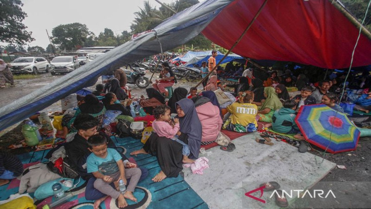 Warga yang terdampak gempa mengungsi di tenda darurat di Cugenang, Kabupaten Cianjur, Provinsi Jawa Barat, Selasa (22/11/2022). (ANTARA FOTO/Yulius Satria Wijaya/rwa)