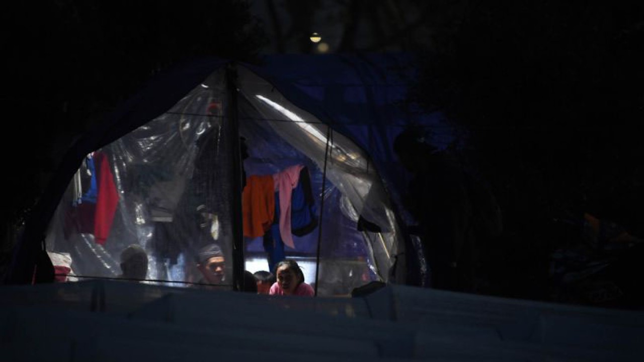 Warga yang terdampak gempa mengungsi di tenda terpal di Desa Ciputri, Kecamatan Pacet, Kabupaten Cianjur, Provinsi Jawa Barat, Rabu (23/11/2022). (ANTARA FOTO/WAHYU PUTRO A)