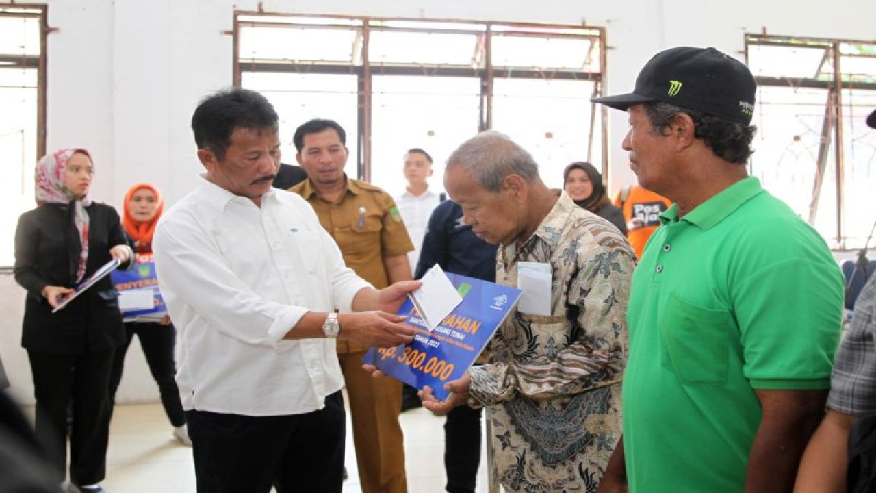 Penyaluran bantuan langsung tunai dari Pemerintah Kota Batam kepada keluarga penerima manfaat di Pulau Belakangpadang, Kota Batam, Provinsi Kepulauan Riau, Senin (28/11/2022). (ANTARA/Jessica)