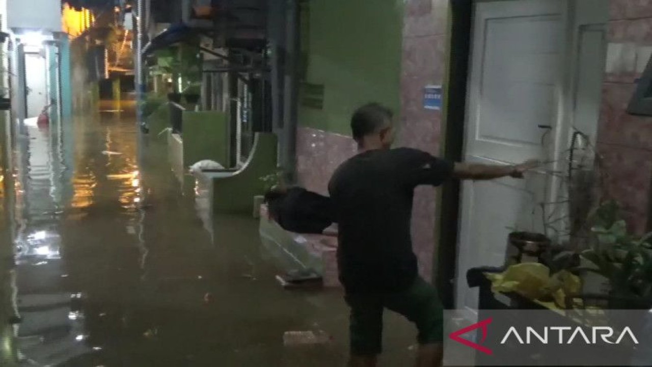 Warga beraktivitas dalam kondisi banjir di RW 04 Kebon Pala, Jakarta, Senin (14/11/2022). ANTARA/HO-Dokumentasi Warga