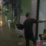 Warga beraktivitas dalam kondisi banjir di RW 04 Kebon Pala, Jakarta, Senin (14/11/2022). ANTARA/HO-Dokumentasi Warga-1668402012