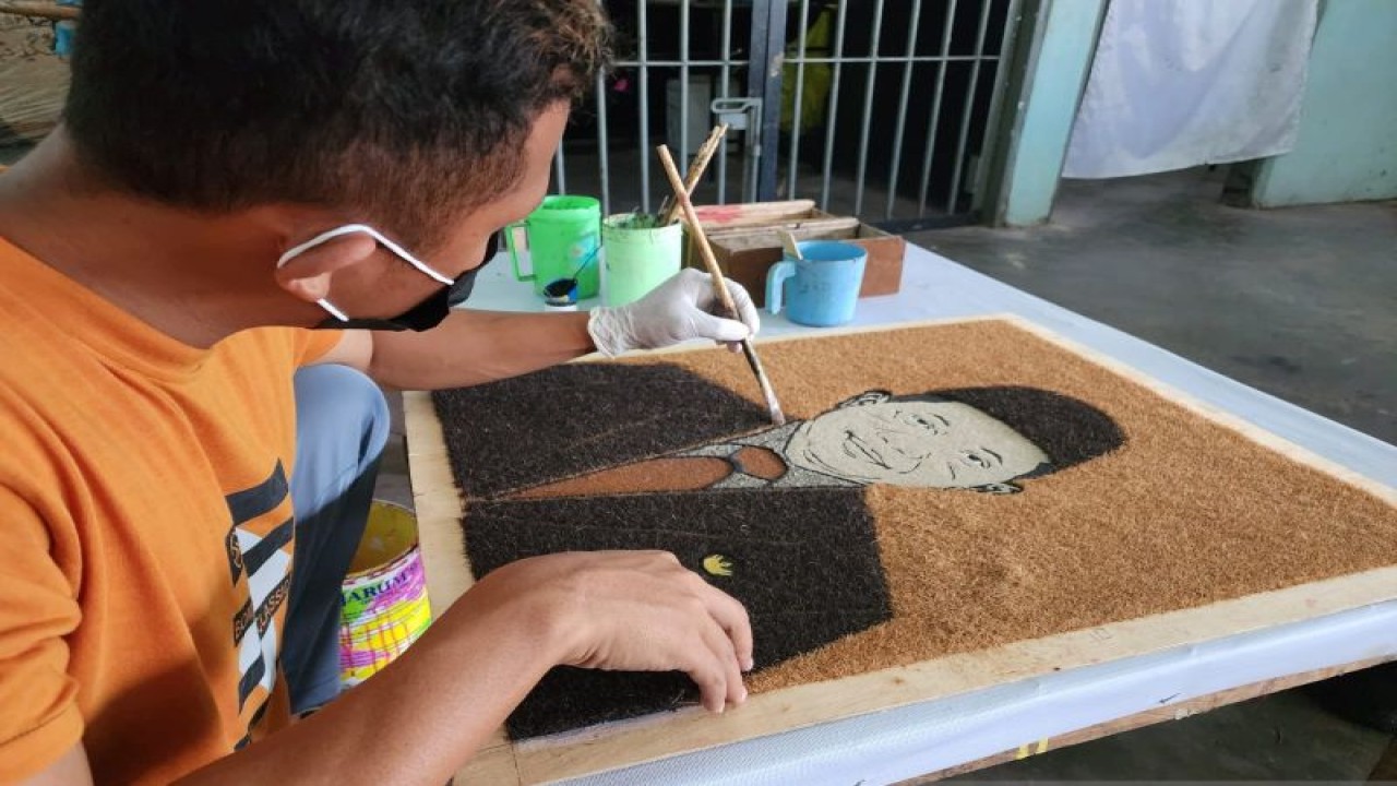Salah seorang warga ninaan membuat lukisan berbahan sabut kelapa di Lembaga Pemasyarakatan (Lapas) Kelas IIB Pohuwato, Gorontalo. ANTARA/HO-Lapas Pohuwato