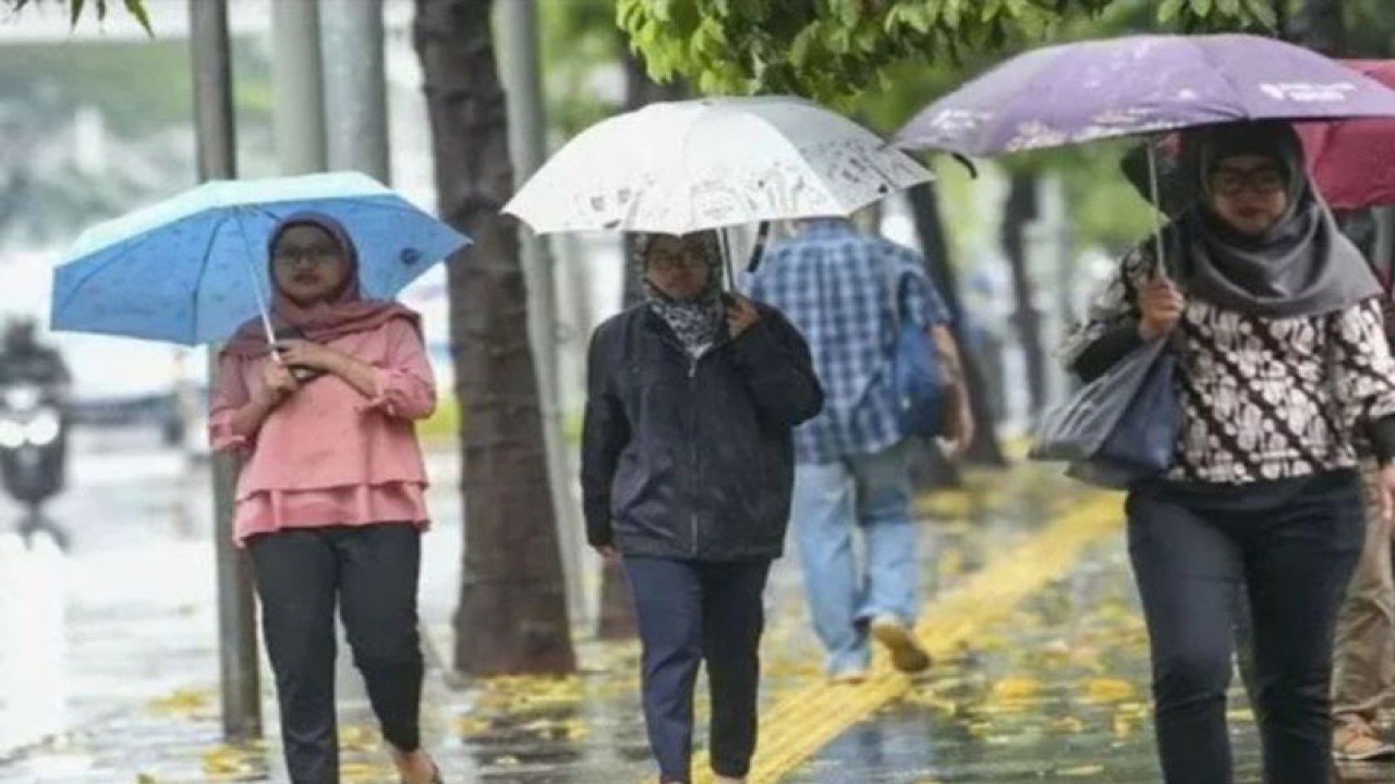 Warga menggunakan payung saat hujan di kawasan Semanggi, Jakarta, Rabu (13/11/2019). (ANTARA FOTO/Nova Wahyudi/aww/pri)