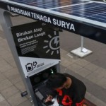 Warga mengisi daya gawainya di stasiun pengisi daya listrik bertenaga surya di kawasan Dukuh Atas, Jakarta, Senin (14/11/2022). ANTARA FOTO/Asprilla Dwi Adha/YU-1668494593