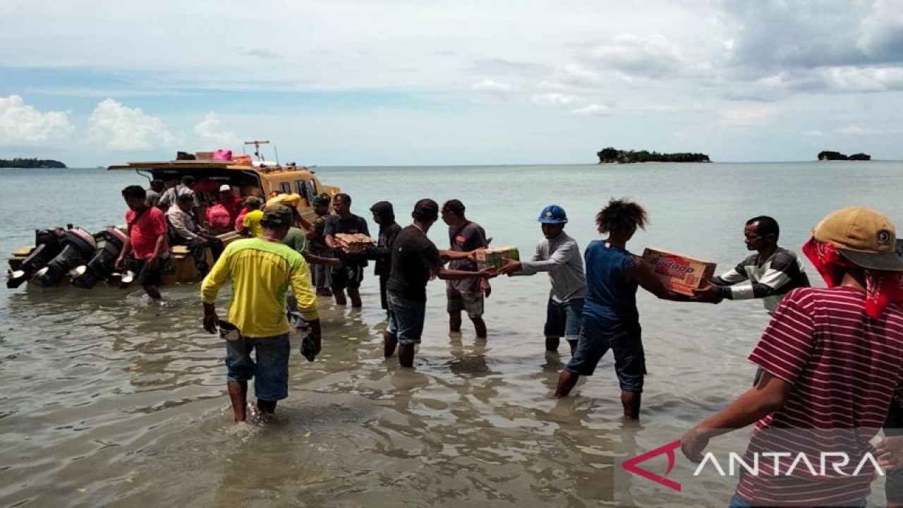 Warga menurunkan bantuan untuk korban bentrok antar-kelompok warga di Ohoi Ngurdu, Kecamatan Kei Besar, Kabupaten Maluku Tenggara, Provinsi Maluku, Senin (14/11/2022). (ANTARA/Siprianus Yanyaan)