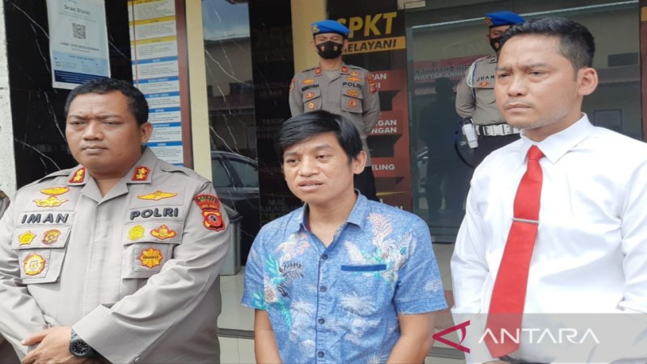 Warga Rancabungur, Kabupaten Bogor, Urip Saputra (40), di Markas Polres, Cibinong, Kabupaten Bogor, Jawa Barat, Senin (21/11/2022). ANTARA/M Fikri Setiawan