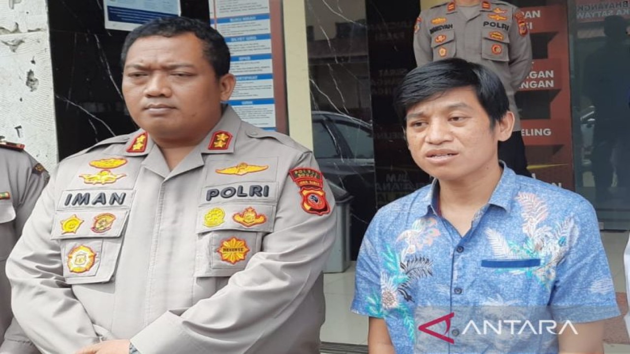 Warga Rancabungur, Kabupaten Bogor, Urip Saputra (40) di Mapolres, Cibinong, Kabupaten Bogor, Jawa Barat, Senin (21/11/2022). (ANTARA/M Fikri Setiawan)