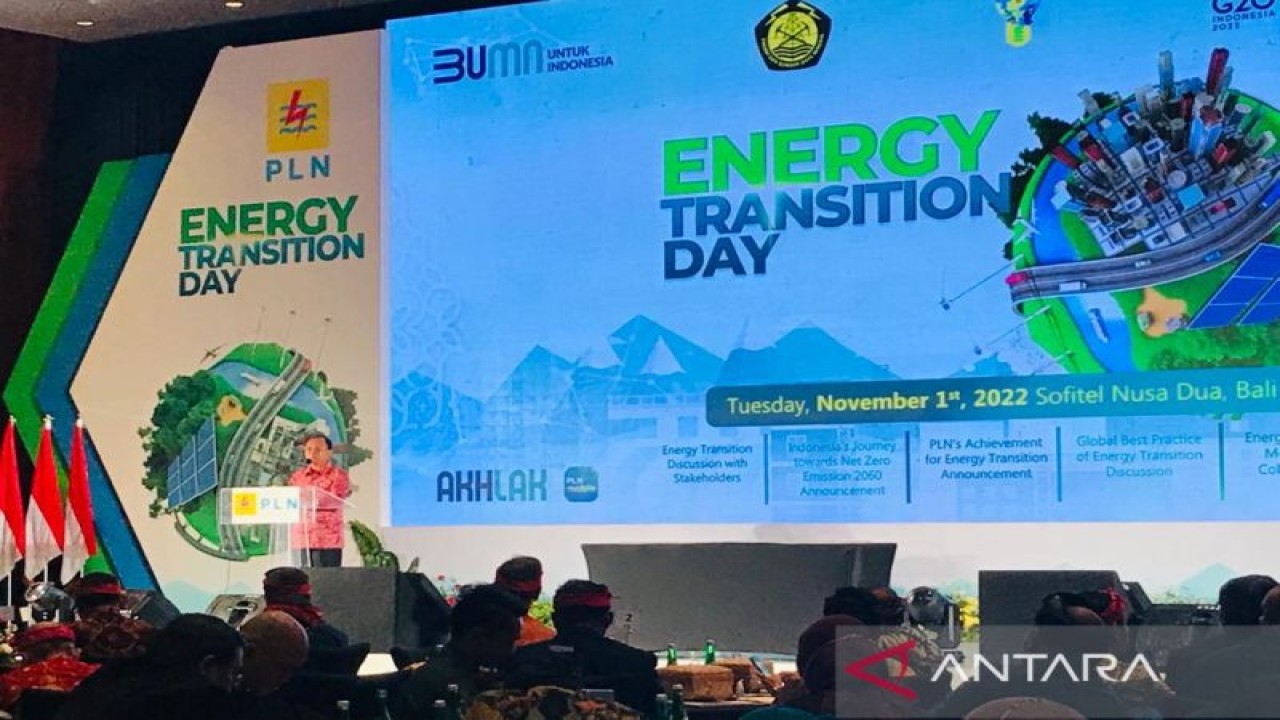 Gubernur Bali Wayan Koster saat memberikan sambutan dalam acara bertajuk "Energy Transition Day" yang diselenggarakan PT PLN (Persero) di Nusa Dua, Badung, Bali, Selasa (1/11/2022). ANTARA/Rolandus Nampu