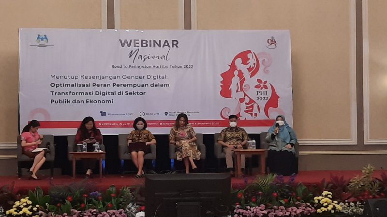 Kementerian Pemberdayaan Perempuan dan Perlindungan Anak (KPPPA) mengadakan webinar nasional dalam rangka memperingati Hari Ibu 2022 dengan tema "Menutup Kesenjangan Gender Digital" di Jakarta, Rabu (30/11/2022). (ANTARA/Fitra Ashari)