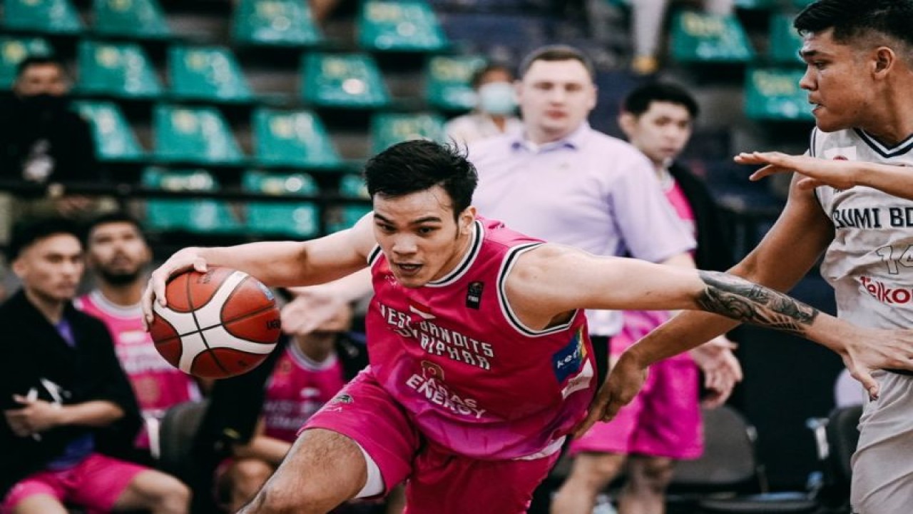 Pemain West Bandits Combiphar Solo Patrick Nikolas beraksi dalam pertandingan melawan Bumi Borneo Basketball Pontianak pada pertandingan hari kelima babak penyisihan IBL Indonesia Cup 2022 di GOR Sritex Arena Solo, Jawa Tengah, Selasa (8/11/2022). (ANTARA/HO-IBL)